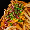 Papas con Cheddar Panceta y Verdeo