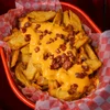 Papas con cheddar y bacon