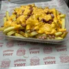 Papas con cheddar y panceta
