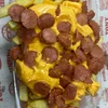 Papas con cheddar y salchicha