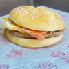 Cheddar, huevo y panceta