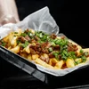 PORCIÓN DE PAPAS FRITAS CON CHEDDAR, PANCETA Y VERDEO
