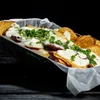 PORCIÓN DE PAPAS FRITAS CON SALSA DE QUESO AZUL Y VERDEO